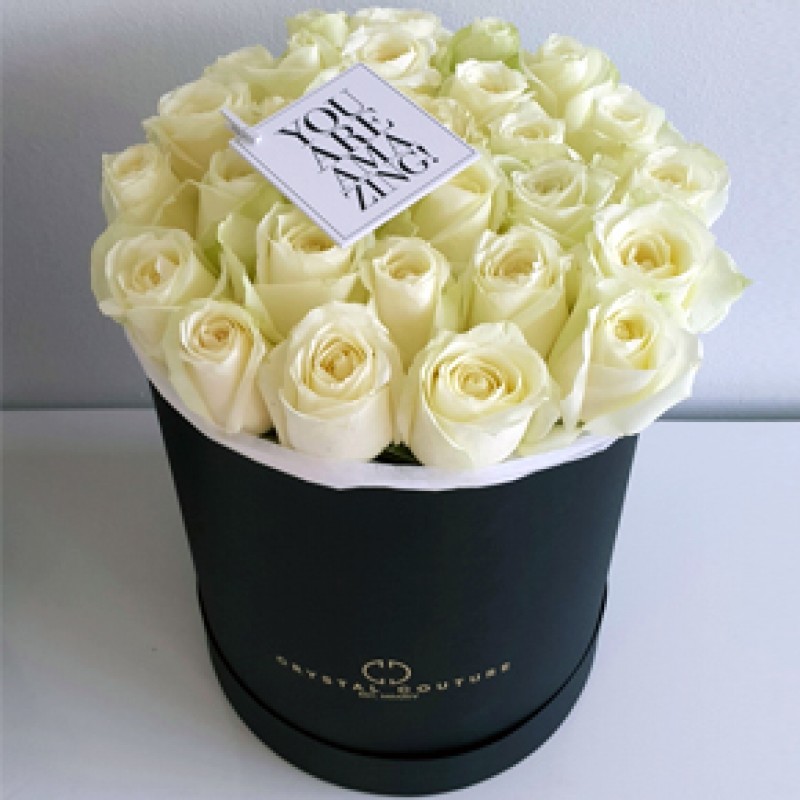Белые розы в шляпной коробке 25 штук
