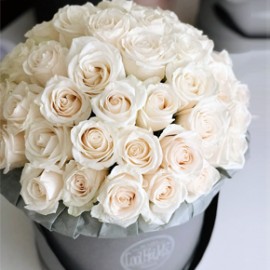 Белые розы в шляпной коробке 51 штука